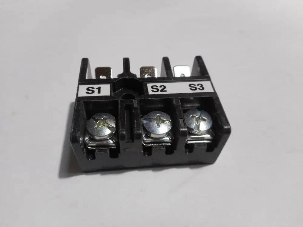 Elektro-Anschluss von Remeha, bestehend aus einem Kunststoffgehäuse mit drei Anschlüssen (S1, S2, S3) und Metallverschlüssen für eine sichere Verbindung.